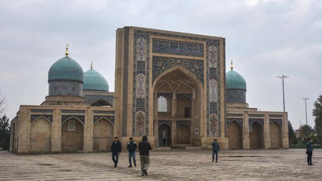 ozbekistanda-kovid-19-nedeniyle-bayram-namazi-ve-bir-sure-cuma-namazlari-kilinm