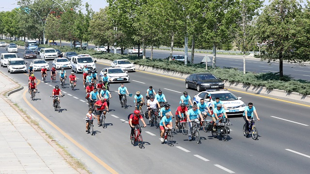 turk-ve-kazak-bisikletciler-kazakistanin-30-bagimsizlik-yil-donumu-icin-anitka