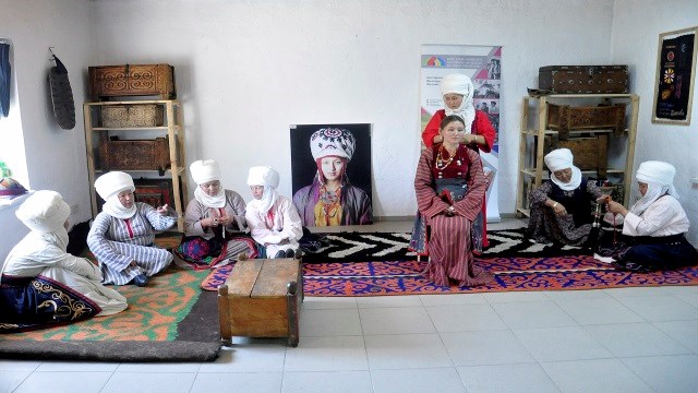 kirgiz-kadinlarinin-geleneksel-basligi-elecek