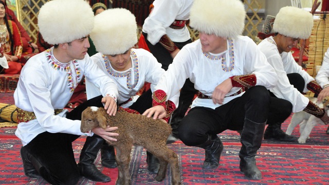turkmen-erkeklerin-geleneksel-basligi-silkme-telpek