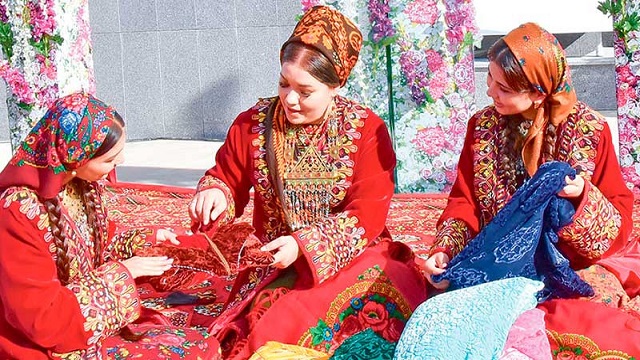 turkmen-kadinlarin-geleneksel-kiyafetleri