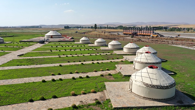 ahlat-ve-malazgirtte-sultan-alparslan-otagi-ile-turk-boylarini-temsil-eden-cadi