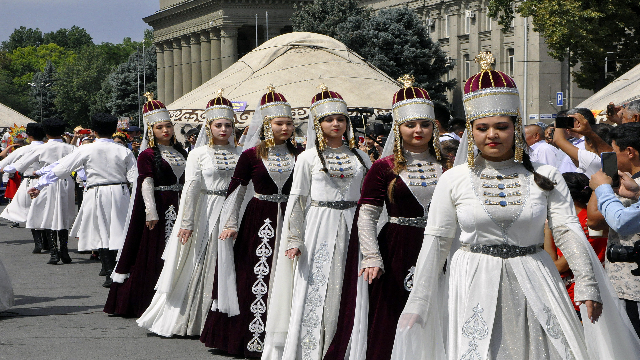 kirgizistanda-yasayan-etnik-halklar-ulkenin-bagimsizlik-bayramini-kutladi