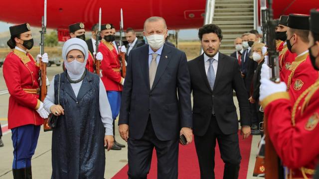 turkiye-cumhurbaskani-erdogan-karadagda-resmi-torenle-karsilandi