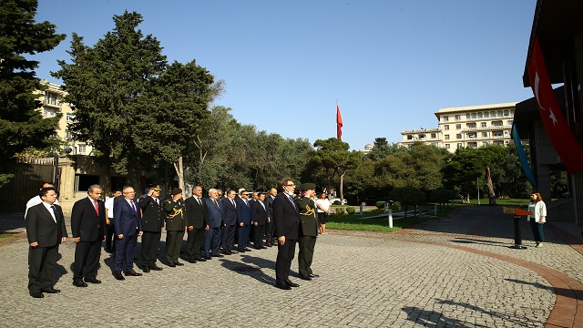 30-agustos-zafer-bayrami-dolayisiyla-turkiyenin-baku-buyukelciliginde-toren-duz