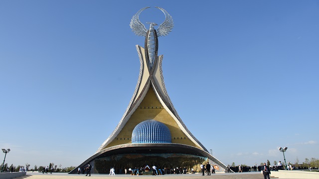 ozbekistanin-30-bagimsizlik-yili-icin-yaptirdigi-anit-ozbek-halkinin-3-bin-yi