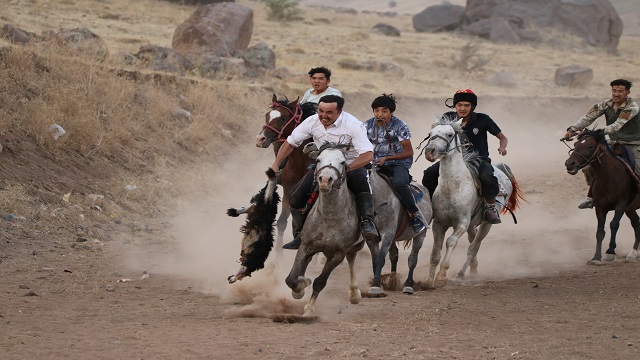 vandaki-kirgiz-turkleri-5-bin-yillik-kokboru-sporunu-yasatmaya-calisiyor