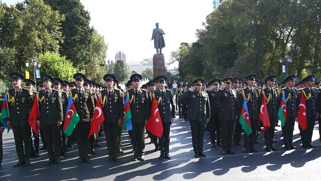 bakunun-kurtulusunun-103-yili-dolayisiyla-askeri-gecit-torenleri-duzenlendi