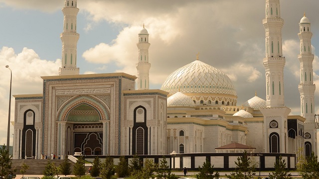 kazakistan-da-mimarisiyle-hayran-birakan-hazret-sultan-camii
