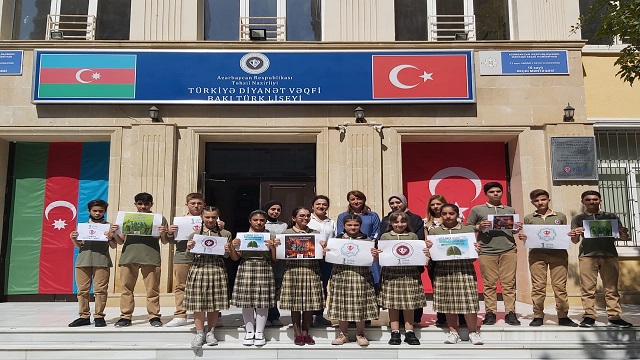 turkiye-diyanet-vakfi-azerbaycan-baku-turk-lisesi-ogrencilerinden-fidan-bagisi