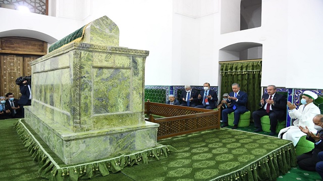 tbmm-baskani-sentop-turkistan-da-hoca-ahmet-yesevi-turbesini-ziyaret-etti