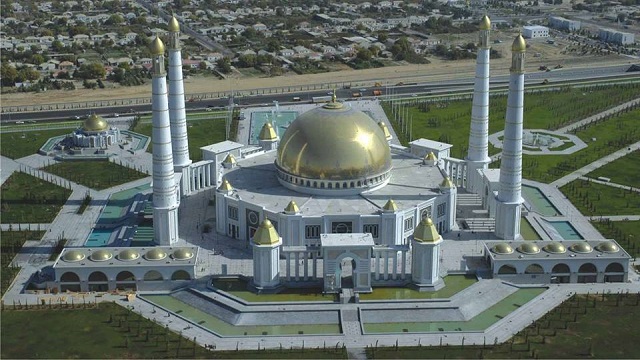 orta-asyanin-en-buyuk-camii-turkmenbasi-ruhi-camii