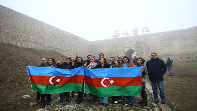 azerbaycandaki-basin-ataseleri-ve-yabanci-medya-temsilcileri-susadaki-calisma