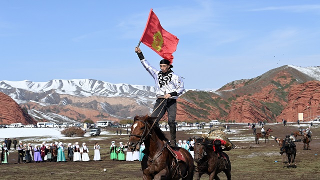 kirgizistan-da-halk-kahramani-birnazar-biy-in-dogumunun-300uncu-yili-torenle-ku