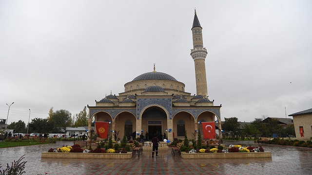 kirgizistanda-imam-serahsi-camisi-ve-kulliyesi-dualarla-ibadete-acildi