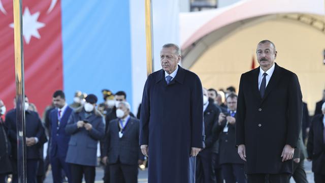 cumhurbaskani-erdogan-azerbaycanda-resmi-torenle-karsilandi