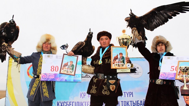 kazakistanda-yilin-en-iyi-kartal-avcilari-secildi