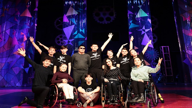 kazakistanda-engelli-gencler-tiyatroyla-hem-sosyallesiyor-hem-ilham-veriyor