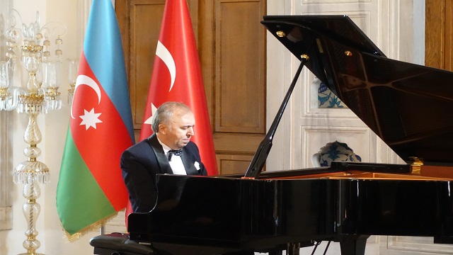 azerbaycanli-sanatcilar-karabag-zaferinin-yil-donumune-istanbulda-konser-verdi