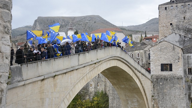 tarihi-mostar-koprusunun-yikilisinin-28inci-yilinda-toren-duzenlendi