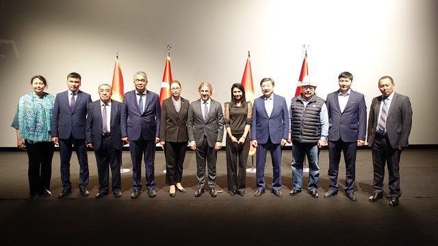 korkut-ata-turk-dunyasi-film-festivalinde-kirgiz-sinemasinin-80-yili-kutlandi