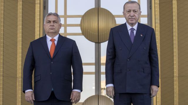 cumhurbaskani-erdogan-macaristan-basbakani-orbani-resmi-torenle-karsiladi