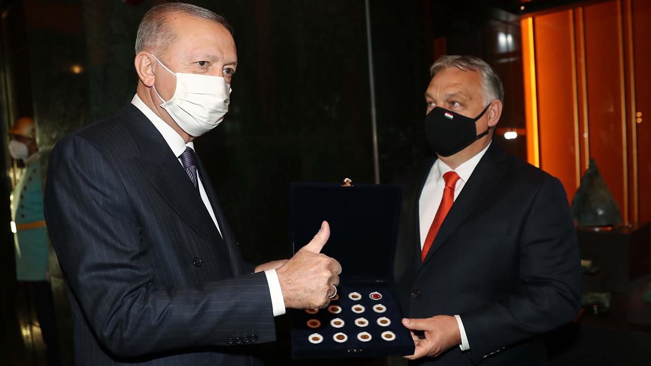 viktor-orban-turkiyeye-ait-tarihi-eserleri-erdogana-iade-etti