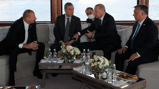 erdogan-turk-konseyi-zirvesi-oncesi-teknede-liderlerle-sohbet-etti