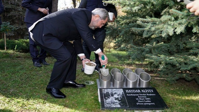 ozgur-susa-topragi-merhum-haydar-aliyevin-ankara-universitesine-diktigi-agac