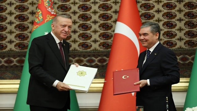 turkiye-ile-turkmenistan-arasinda-8-anlasma-imzalandi