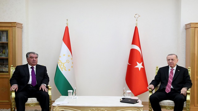 cumhurbaskani-erdogan-tacikistan-cumhurbaskani-rahman-ile-bir-araya-geldi