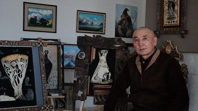 kazak-ressam-hayvanlarin-kurek-kemiklerini-resimle-sanat-eserine-donusturuyor