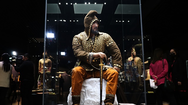 kazakistanin-2-bin-500-yillik-8-altin-elbiseli-adami-tanitildi
