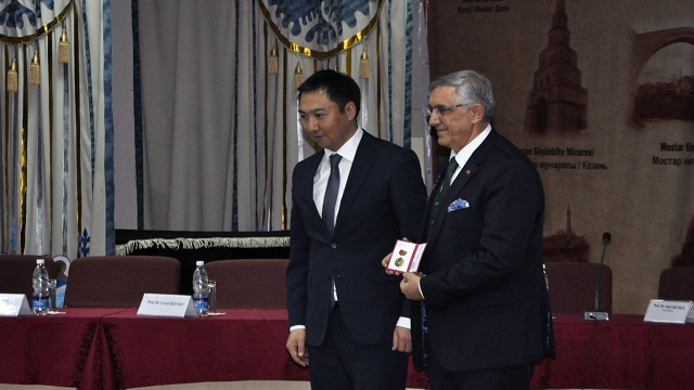kirgizistan-hukumeti-tarafindan-manas-universitesi-rektoru-ceylana-madalya-veri