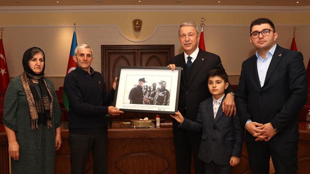 bakan-akar-azerbaycanli-sehit-subayin-ailesiyle-bir-araya-geldi