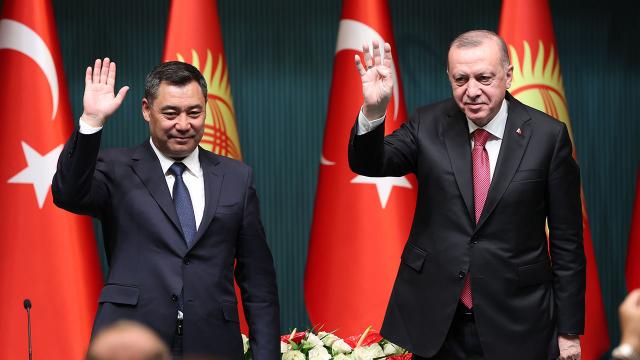 cumhurbaskani-erdogan-kirgiz-mevkidasi-caparov-ile-gorustu