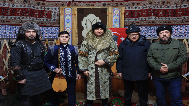 kazak-sanatci-galamat-beisekozha-kirklarelindeki-otag-cadirinda-klip-cekti