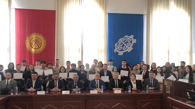 kirgizistanda-turkiye-turkcesi-kursunu-tamamlayanlara-sertifikalari-verildi