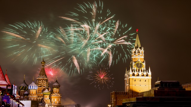 rusya-2022-ye-hava-fisek-gosterileri-ve-kutlamalarla-girdi