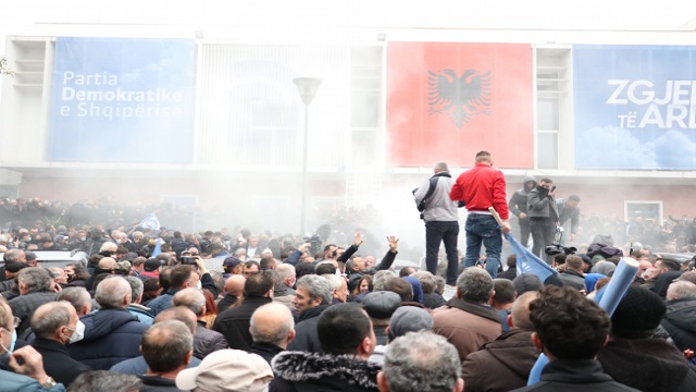 arnavutluktaki-protestolarda-gerginlik