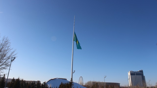kazakistanda-ulusal-yas-gunu-nedeniyle-ulke-genelinde-bayraklar-yariya-indirild