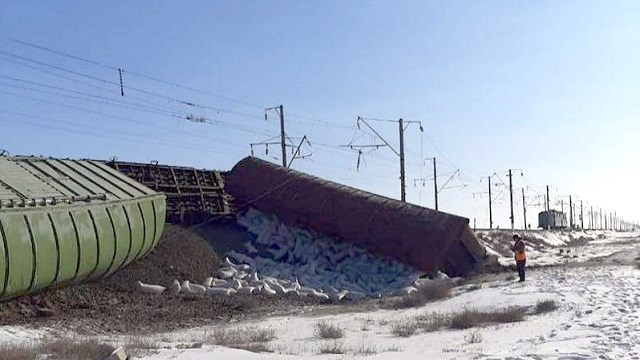 kazakistan-da-afganistan-a-giden-bugday-yuklu-tren-devrildi