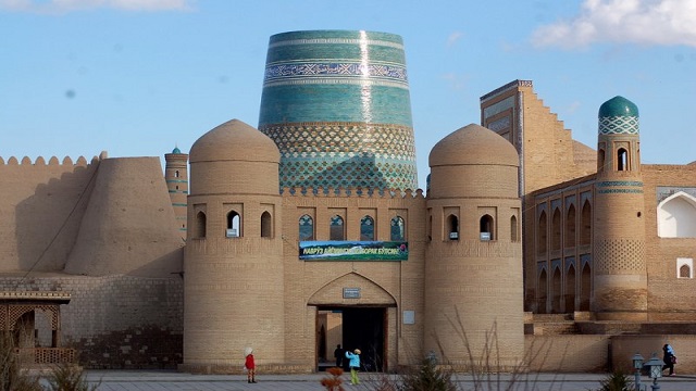 ozbekistan-in-buyuleyici-minaresi
