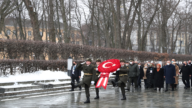 cumhurbaskani-erdogan-kievdeki-mechul-asker-anitini-ziyaret-etti