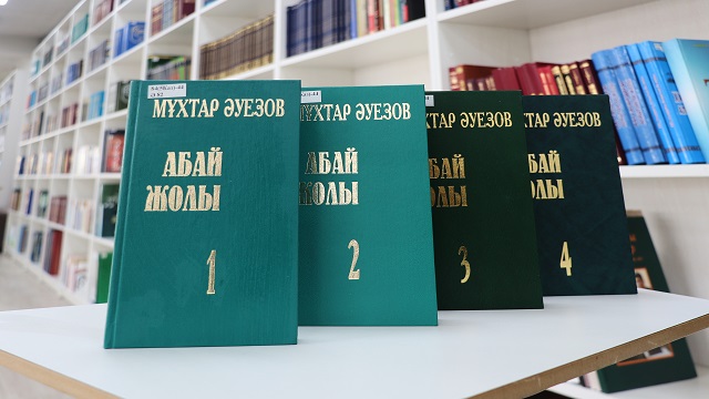 kazakistanda-her-yastan-okur-kitlesi-bulunan-roman-abay-yolu
