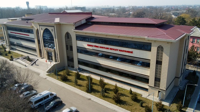 tikanin-kirgizistanda-kurdugu-kirgiz-turk-dostluk-devlet-hastanesi-sifa-dagiti