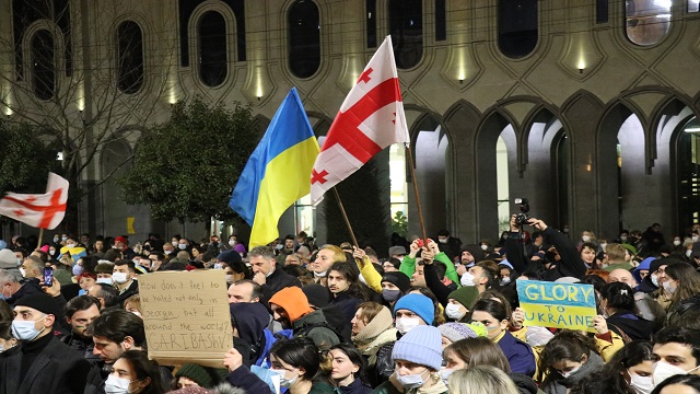 gurcistanda-ukraynaya-destek-gosterileri-suruyor