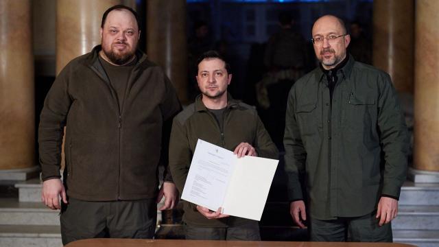 zelenskiy-ukraynanin-abye-katilimi-icin-basvuru-dilekcesini-imzaladi