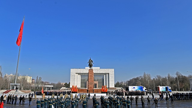 kirgizistanda-devlet-bayrak-gunu-kutlandi
