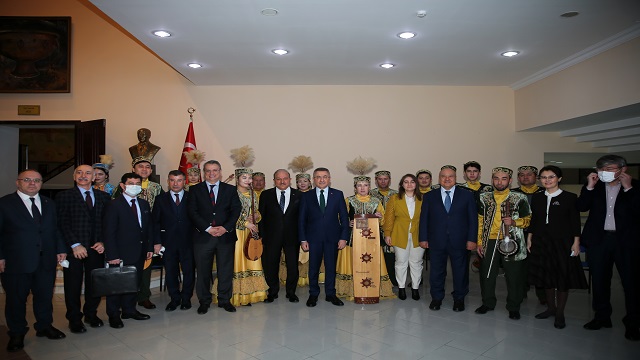 cumhurbaskani-yardimcisi-oktay-turkistanda-universite-ogrencileriyle-bulustu